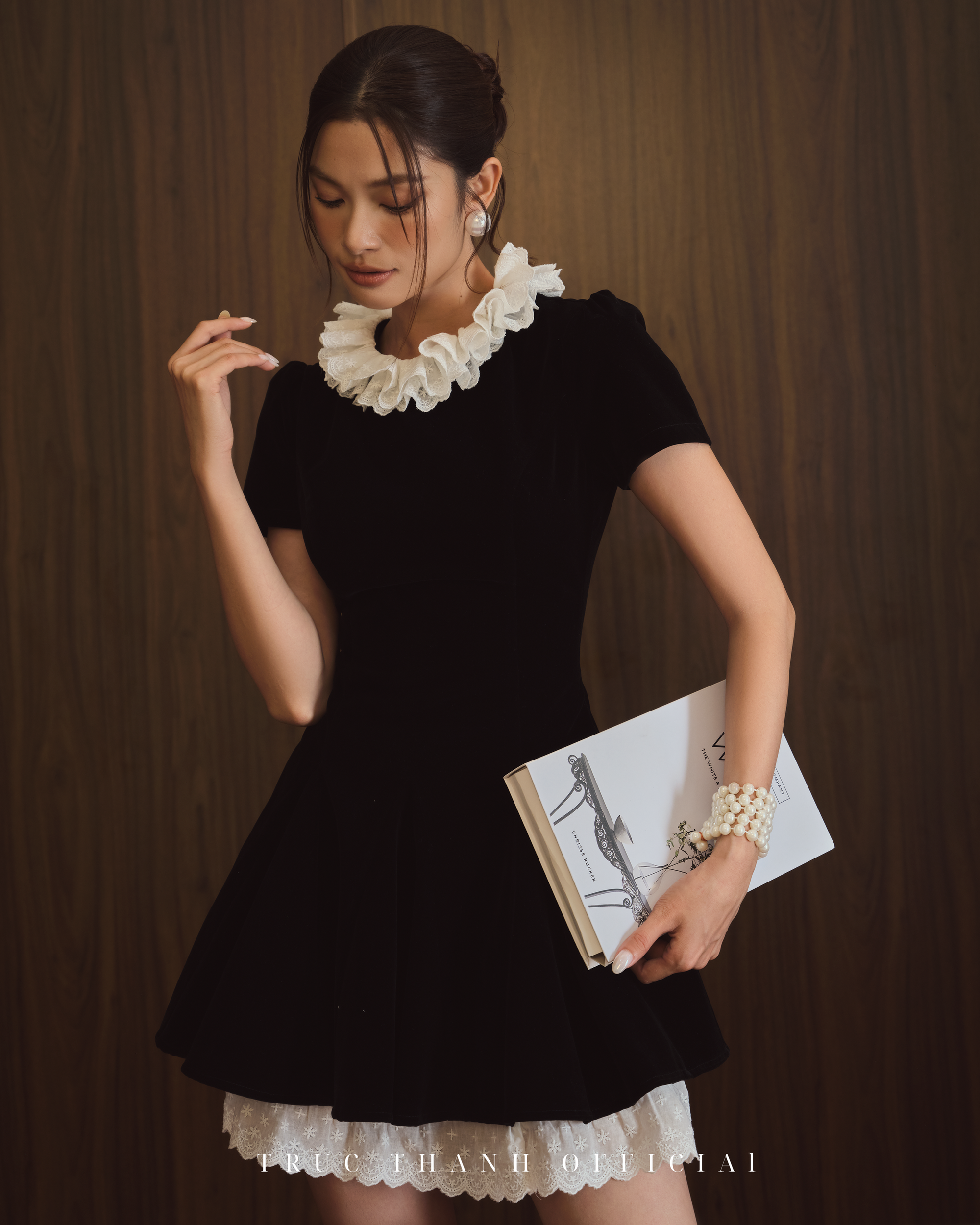 Classique Dress | Váy nhung cổ bèo (Black n White)